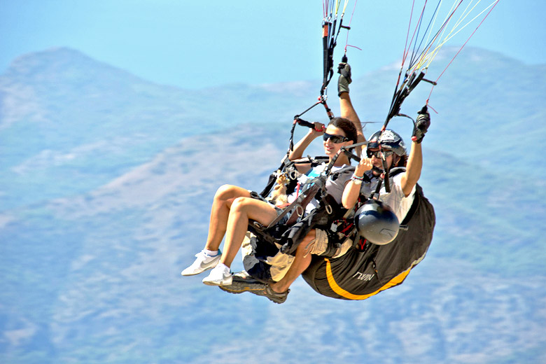Adrenaline seekers tandem paragliding © Chris Parfitt - Flickr Creative Commons