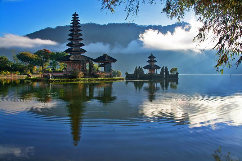 Temple beside mountain lake, Bali, Indonesia © Aqnus - Fotolia.com
