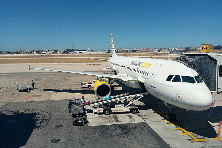 Vueling Airbus A320 at Portela Airport, Lisbon, Portugal - © <a href='https://commons.wikimedia.org/wiki/File:Vueling_A320,_Portela_Airport.jpg' target='new window o' rel='nofollow'>MPKN20</a> - Wikimedia <a href='https://creativecommons.org/licenses/by-sa/3.0/deed.en' target='new window l' rel='nofollow'>CC BY-SA 3.0</a>