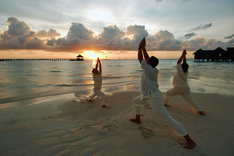 Sunrise beach yoga © Horizons WWP - Alamy Stock Photo