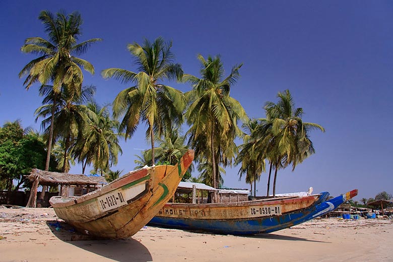 Fishing boats on the beach in Senegal © Ángel Hernansáez - Flickr Creative Commons