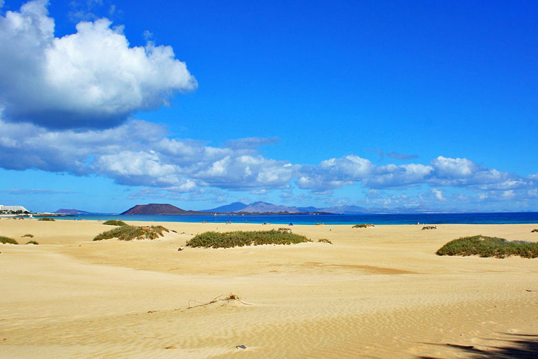 Fuerteventura weather - sand sea and sky © Andy Mitchell - Wikimedia Commons