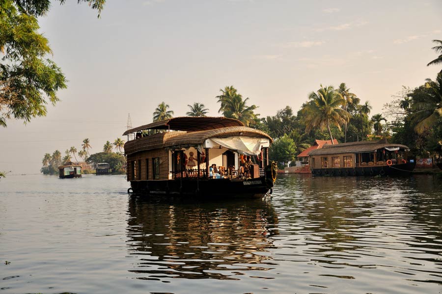 Kerala Backwaters houseboat © Amit Rawat - Flickr Creative Commons