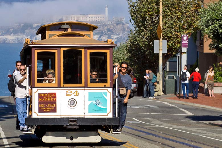 Riding a cable car in San Francisco © Christian Mehlführer - Wikimedia Commons