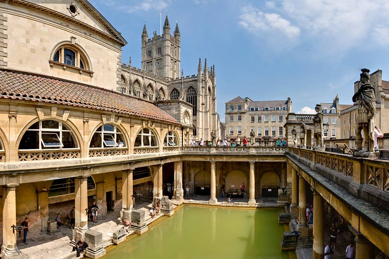 Roman Baths and Abbey in the City of Bath © Diliff - Wikimedia Commons